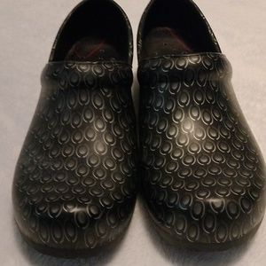 Anywear slip-on shoes size 7 women/ men 5